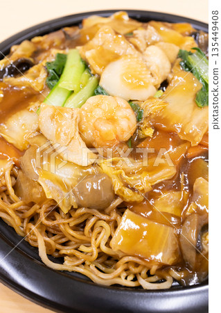 Delicious thick fried noodles with plenty of vegetables 135449408