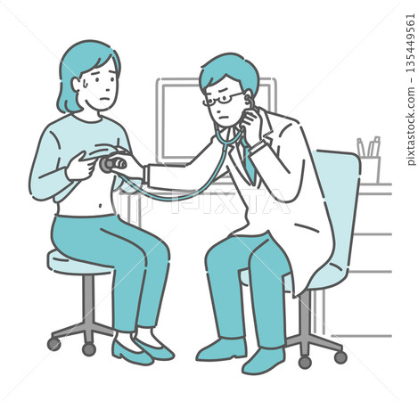 男醫師用聽診器檢查異常狀況（白大褂，患病女病人） 135449561