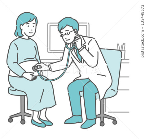 一位男醫師正在用聽診器聽孕婦的腸鳴音（白大褂，婦產科，產前檢查） 135449572