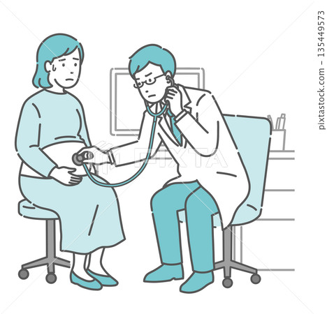 一位男醫師（身穿白大褂，一位健康狀況不佳的孕婦）正在用聽診器檢查是否有異常。 135449573