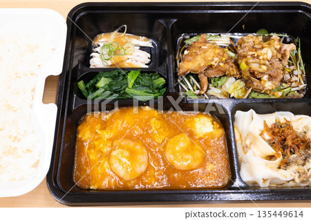 Delicious Chinese bento, shrimp chili and fried chicken bento Delicious Chinese bento, shrimp chili and fried chicken bento 135449614