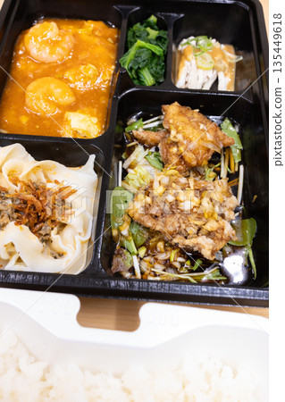 美味的中式便當，蝦仁辣椒和炸雞便當 135449618