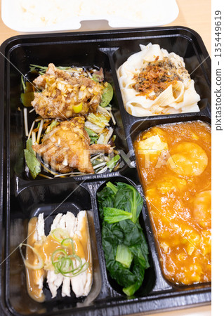 美味的中式便當,蝦仁辣椒和炸雞便當 美味的中式便當,蝦仁辣椒和炸雞便當 135449619