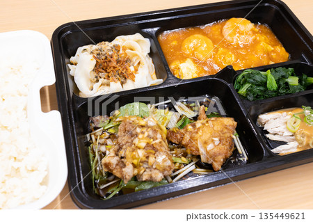 美味的中式便當,蝦仁辣椒和炸雞便當 美味的中式便當,蝦仁辣椒和炸雞便當 135449621