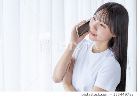 有智能手機的一個少婦 有智能手機的一個少婦 135449752