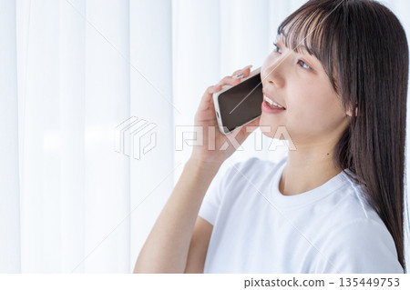 有智能手機的一個少婦 有智能手機的一個少婦 135449753