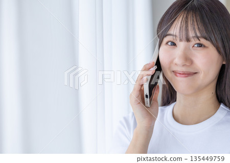 有智能手機的一個少婦 有智能手機的一個少婦 135449759