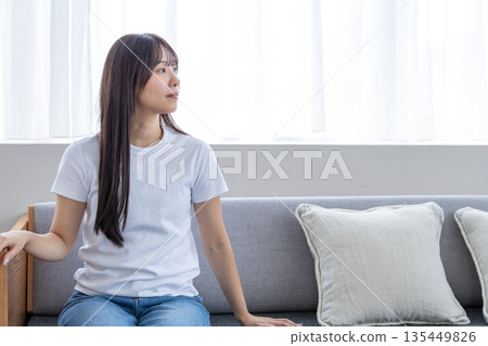 放鬆在沙發的少婦 放鬆在沙發的少婦 135449826
