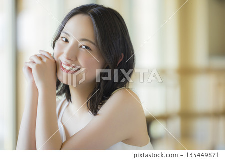 一個女人在客廳照鏡子 135449871