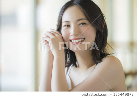 一個女人在客廳照鏡子 135449872
