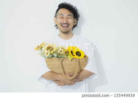 Man holding a bouquet of sunflowers Man holding a bouquet of sunflowers 135449939