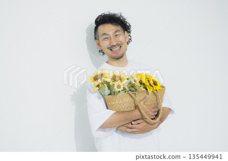 手捧向日葵花束的男子 135449941
