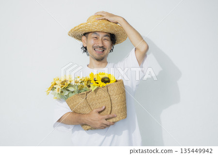 手捧向日葵花束的男子 135449942