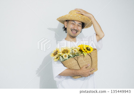 手捧向日葵花束的男子 135449943