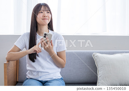 使用智能手機的少婦 使用智能手機的少婦 135450010