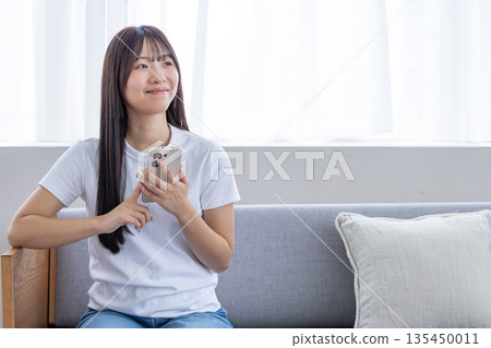 使用智能手機的少婦 使用智能手機的少婦 135450011