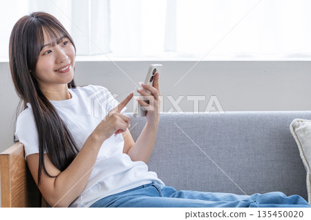 使用智能手機的少婦 使用智能手機的少婦 135450020