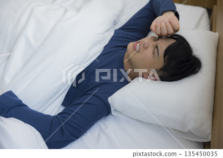 睡在床上的男人 睡在床上的男人 135450035