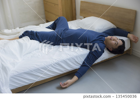 睡在床上的男人 135450036