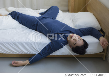 睡在床上的男人 135450038