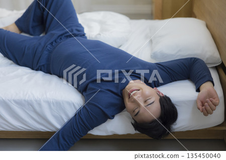 睡在床上的男人 135450040