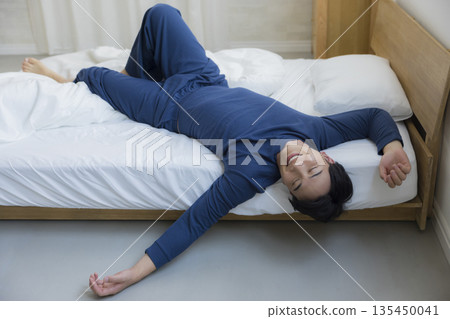 睡在床上的男人 135450041
