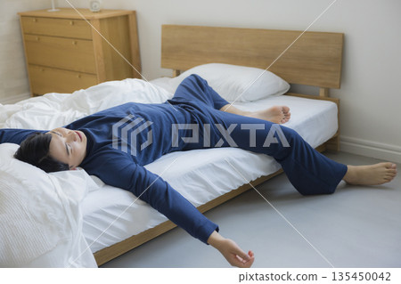 睡在床上的男人 135450042