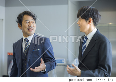 商人在辦公大樓裡行走 135450125