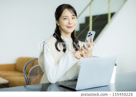 在咖啡館工作的女商人 135450228