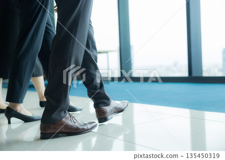 一個走的商人的背面圖 135450319
