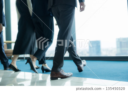 一個走的商人的背面圖 一個走的商人的背面圖 135450320