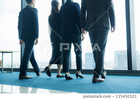 一個走的商人的背面圖 135450321