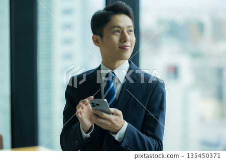 一個商人打電話 135450371