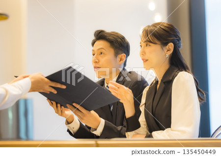 飯店餐廳裡的一對情侶 135450449