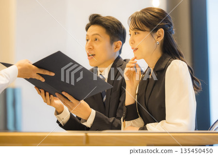 飯店餐廳裡的一對情侶 135450450