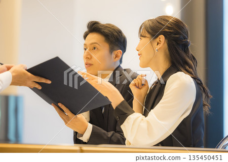 飯店餐廳裡的一對情侶 135450451