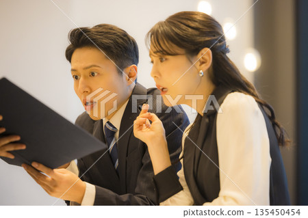 飯店餐廳裡的一對情侶 135450454