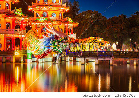 高雄荷花池的標誌：龍虎塔 135450703