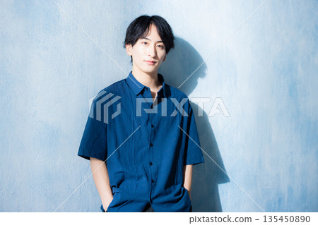 一個穿海軍襯衫的男人 135450890