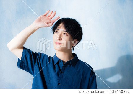 一個穿海軍襯衫的男人 一個穿海軍襯衫的男人 135450892
