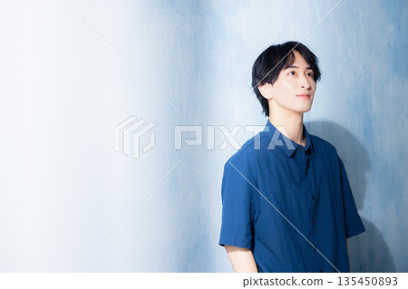 一個穿海軍襯衫的男人 135450893