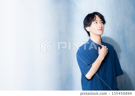 一個穿海軍襯衫的男人 135450894