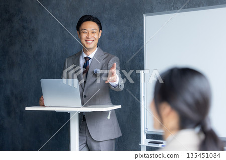 一位男士在研討會上發言 一位男士在研討會上發言 135451084