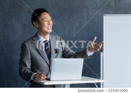 一位男士在研討會上發言 135451092