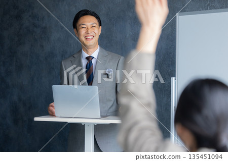 一位男士在研討會上發言 一位男士在研討會上發言 135451094