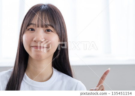 年輕的女士指著 135451154