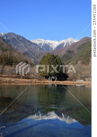 十二月，長野縣駒根市駒池的冬日景色，遠眺白雪皚皚的中央阿爾卑斯山脈。 135451168
