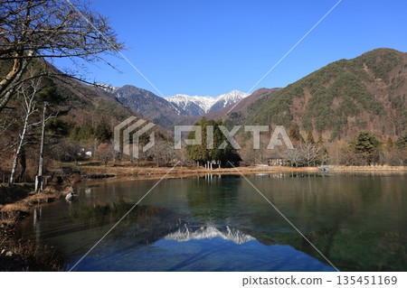 十二月，長野縣駒根市駒池的冬日景色，遠眺白雪皚皚的中央阿爾卑斯山脈。 135451169