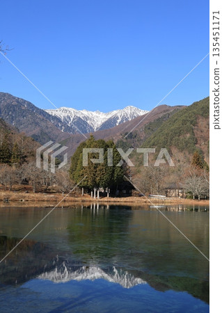 Winter scenery of Komagaike Pond in Komagane City, Nagano Prefecture in December, overlooking the snow-capped Central Alps Winter scenery of Komagaike Pond in Komagane City, Nagano Prefecture in December, overlooking the snow-capped Central Alps 135451171