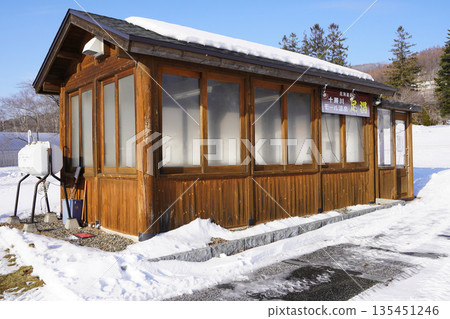 冬季閉館的十勝川商城溫泉(十勝丘公園)的足浴 冬季閉館的十勝川商城溫泉(十勝丘公園)的足浴 135451246